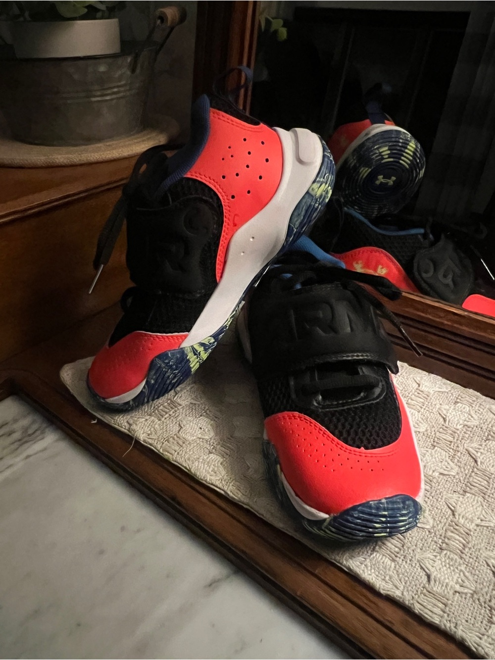UNDER ARMOUR Zone BB 2 Athletic Basketball Sneakers Orange Blue Black Kids Sz 13